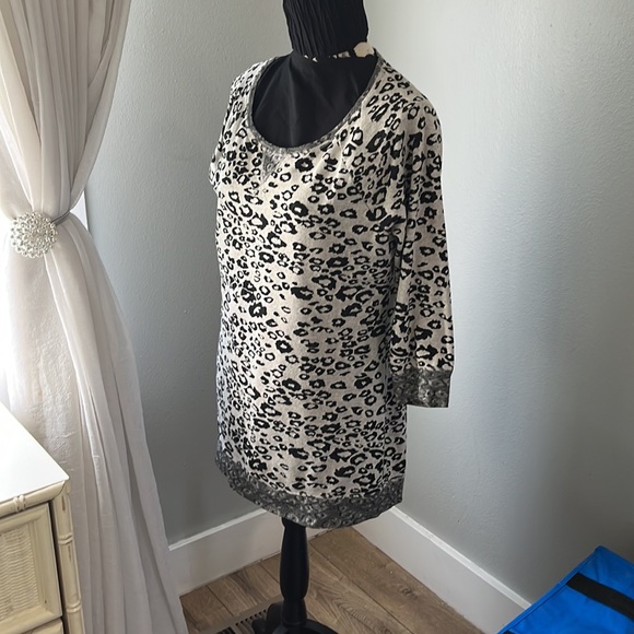 Large, long tunic- grey leopard print - Picture 2 of 2